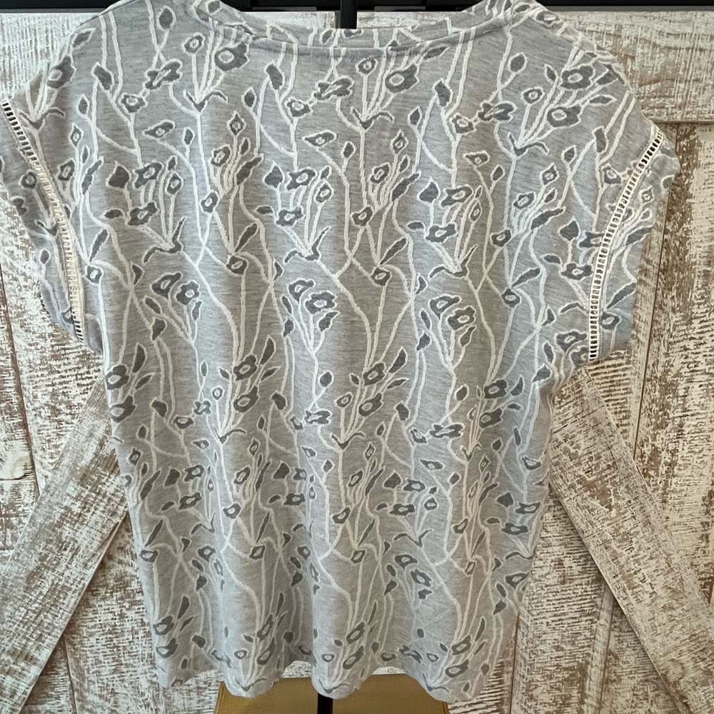 Rose & Olive Light Gray Black & White Floral Short Sleeve Top Size Large - Picture 2 of 6
